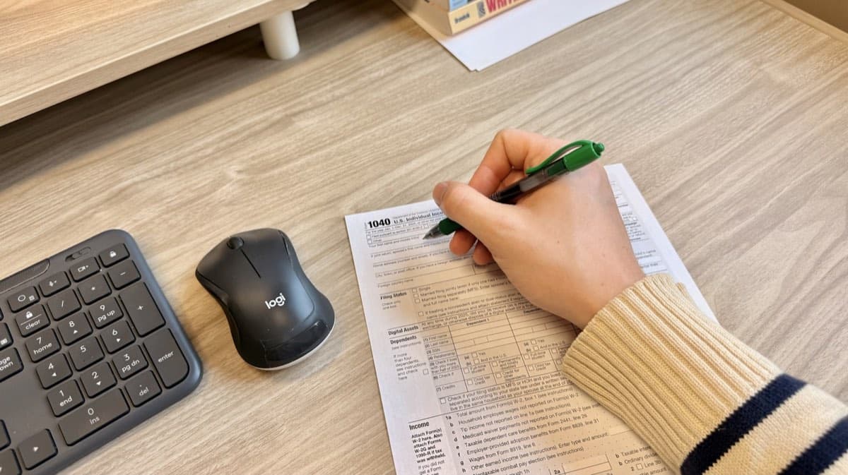 Moderný pracovný stôl advokáta s notebookom a odbornou literatúrou