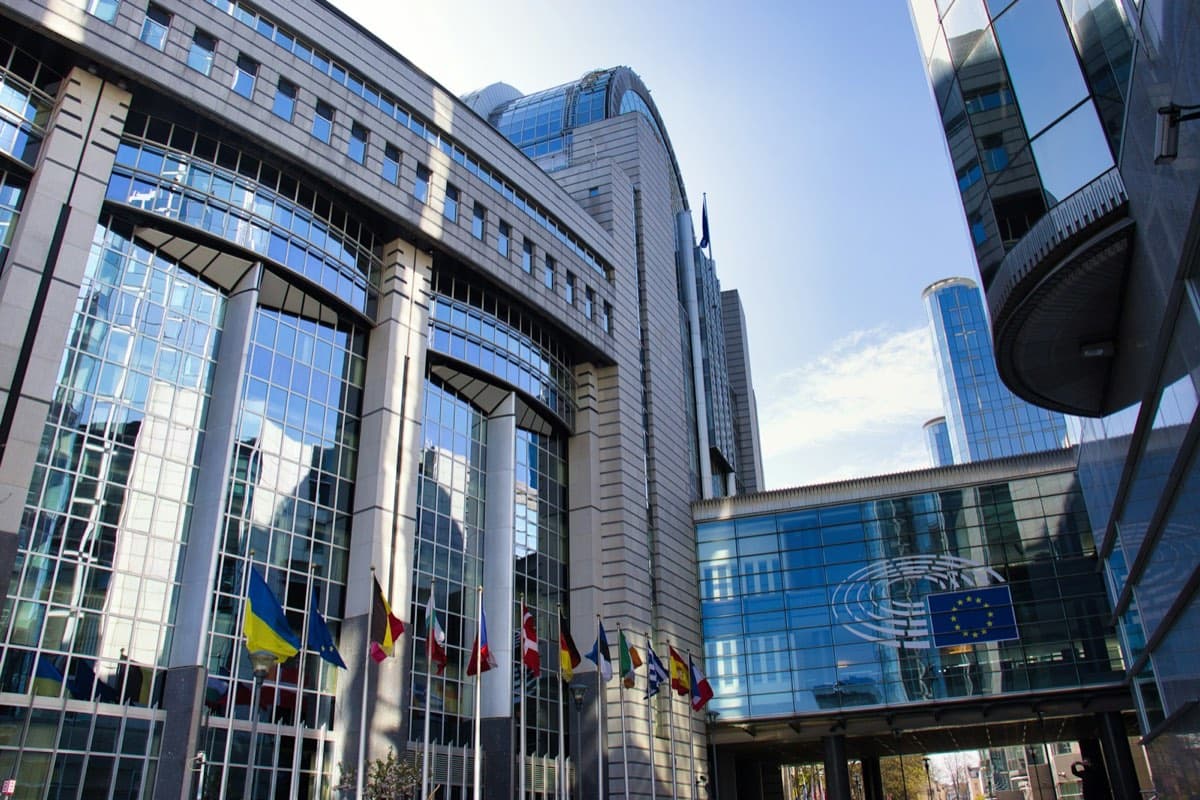 Budova Európskeho parlamentu s vlajkami členských štátov Európskej únie